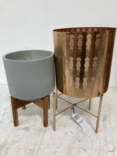 IVYLINE VIGO CONCRETE PLANTER WITH WOODEN STAND IN GREY TO INCLUDE ZENDAYA GOLD EMBOSSED METAL PLANTER WITH STAND: LOCATION - B1