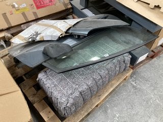 3 X ASSORTED VEHICLE SPARES & REPAIR ITEMS TO INCLUDE VEHICLE DOOR IN CHARCOAL: LOCATION - B6