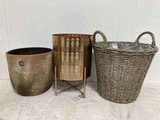 3 X IVYLINE OUTDOOR ITEMS TO INCLUDE POLYRATTAN NATURAL LINED POT COVER AND ZENDAYA GOLD EMBOSSED METAL PLANTER WITH STAND: LOCATION - B1