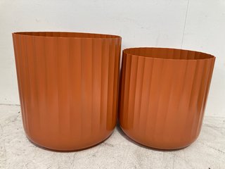 HUDSON ORANGE CORRUGATED PLANTERS SET OF TWO: LOCATION - B1