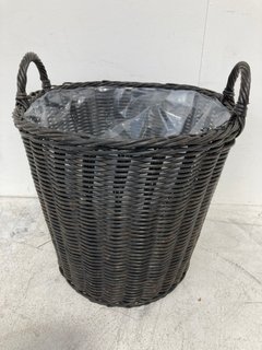 IVYLINE WOVEN RATTAN OUTDOOR BASKET PLANTER WILLOW: LOCATION - B1