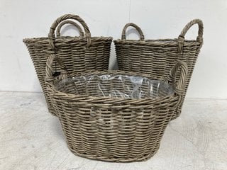 2 X IVYLINE POLYRATTAN NATURAL LINED POT COVER H40CM, D36CM TO INCLUDE IVYLINE POLYRATTAN LINED BASKET NATURAL H28CM, D38CM: LOCATION - B1