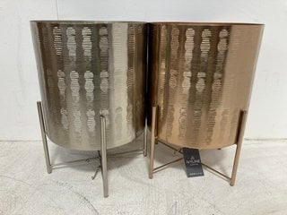 3 X IVYLINE ZENDAYA SILVER EMBOSSED METAL PLANTER WITH STAND TO INCLUDE IVYLINE ZENDAYA GOLD EMBOSSED METAL PLANTER WITH STAND: LOCATION - B1