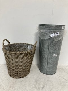 2 X IVYLINE RIBBED GALVANISED VASE TO INCLUDE IVYLINE POLYRATTAN NATURAL LINED POT COVER: LOCATION - B1