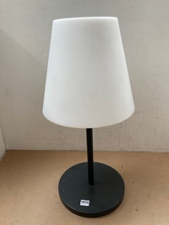 FLOOR LAMP WITH BLACK PLASTIC BASE: LOCATION - AR6