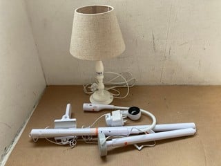 2 X ASSORTED ITEMS TO INCLUDE WOODEN PAINTED DESK LAMP WITH CREAM FABRIC SHADE: LOCATION - AR7