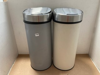 2 X MEDIUM BUTTON OPEN BINS IN GREY AND CREAM: LOCATION - AR9