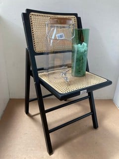 QTY OF ASSORTED ITEMS TO INCLUDE FOLDABLE RATTAN CHAIR, LIQUID STORAGE JUG WITH TAP AND GLASS VASE IN GREEN: LOCATION - AR13