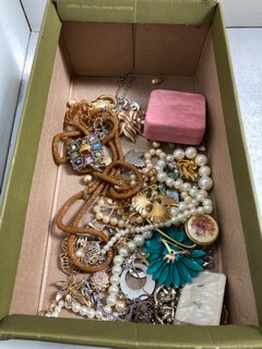 A BOX OF ASSORTED JEWELLERY: LOCATION - AR17