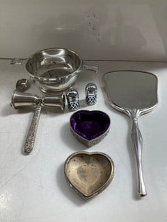 A BOX OF ASSORTED SILVER PLATED WARE: LOCATION - AR17