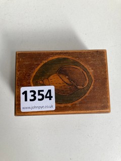 A VINTAGE WOODEN BOX AND CONTENTS: LOCATION - AR17