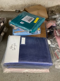 QTY OF ASSORTED ITEMS TO INCLUDE XQUISITE THERMAL BLACKOUT PENCIL PLEAT CURTAINS IN TEAL AND HELENA SPRINGFIELD LINED CURTAINS IN ELECTRIC BLUE: LOCATION - BR3