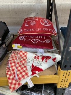 QTY OF ASSORTED ITEMS TO INCLUDE 2 X CHRISTMAS CUSHIONS IN RED AND 1 X IN WHITE: LOCATION - BR5