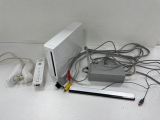 NINTENDO WII GAMES CONSOLE: MODEL NO RVL-001(EUR, WITH POWER ADAPTER, WII REMOTE, 2X NUN CHUCKS, SENSOR BAR & DISPLAY CABLE) [JPTM121770]