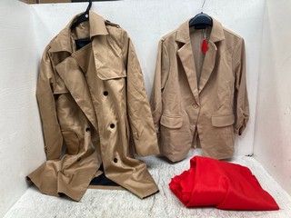 3 X ASSORTED CLOTHING ITEMS TO INCLUDE BUTTON DOWN TRENCH COAT IN BROWN SIZE: XL: LOCATION - C 18