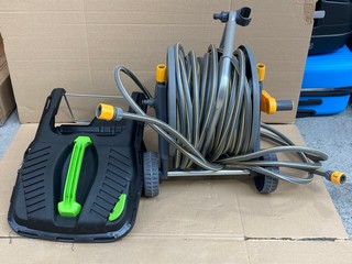 2 X ASSORTED ITEMS TO INCLUDE HOZELOCK HOSE REEL: LOCATION - C 19