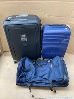 3 X ASSORTED SUITCASES TO INCLUDE SAMSONITE WHEELED HARD SHELL SUITCASE IN BLACK: LOCATION - D 13