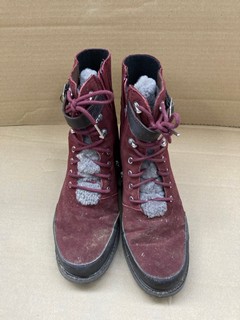 EMU AUSTRALIA WALDRON MIX BOOTS IN BURGUNDY - UK SIZE: 8: LOCATION - D 12