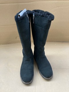 EMU AUSTRALIA MOONTA SUEDE BOOTS IN BLACK - UK SIZE: 5: LOCATION - D 12