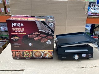 2 X NINJA SIZZLE LOW SMOKE GRILL PLATE + FLAT PLATE - RRP: £ 298.00: LOCATION - D 9