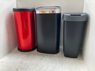 3 X ASSORTED BINS TO INCLUDE CURVER DECO 40L BIN IN RED: LOCATION - A5