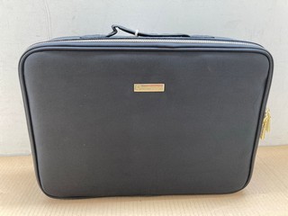 ROWNYEON PROFESSIONAL MAKE UP CASE IN BLACK: LOCATION - A9