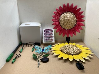 QTY OF ASSORTED DECORATIONS TO INCLUDE SOLAR POWERED SUNFLOWER GARDEN FEATURE: LOCATION - A10