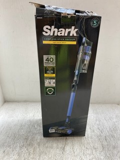 SHARK CORDLESS STICK VACUUM ANTI HAIR WRAP - MODEL: IZ202UK - RRP: £249.99: LOCATION - A11