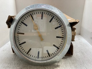 3 X ASSORTED CLOCKS TO INCLUDE ANALOGUE GARDEN CLOCK IN SILVER: LOCATION - A11