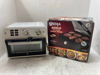 NINJA SIZZLE LOW SMOKE GRILL & FLAT PLATE - MODEL: GR101UK - RRP: £149 TO INCLUDE COOKS ESSENTIALS 21L AIRFRYER: LOCATION - A12