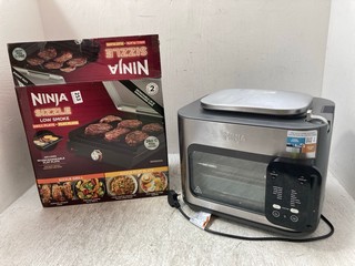 NINJA SIZZLE LOW SMOKE GRILL & FLAT PLATE - MODEL: GR101UK - RRP: £149 TO INCLUDE NINJA 14-IN-1 MULTI COOKER - MODEL: SFP701UK - RRP: £280: LOCATION - A12