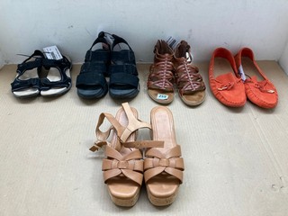 5 X ASSORTED SHOES TO INCLUDE BEN DE LISI BIARRITZ LOAFER IN ORANGE SUEDE SIZE UK 9: LOCATION - A13