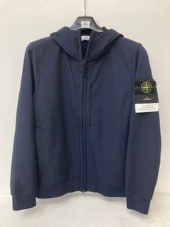 STONE ISLAND STONE HD SOFT SHELL JACKET IN NAVY - UK SIZE: LARGE - RRP: £ 660.00: LOCATION - FRONT BOOTH