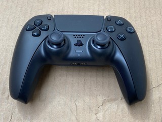 SONY PLAYSTATION WIRELESS CONTROLLER MODEL: CFI-ZCT1W IN BLACK: LOCATION - B20