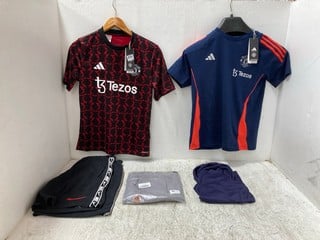 5 X ASSORTED CLOTHING ITEMS TO INCLUDE ADIDAS MANCHESTER UNITED JERSEY SIZE UK 13-14Y: LOCATION - B19