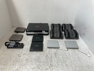 QTY OF ASSORTED TECH ACCESSORIES TO INCLUDE APPLE USB DVD PLAYER: LOCATION - B18