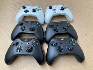 6 X ASSORTED GAMING CONTROLLERS TO INCLUDE XBOX CONTROLLER IN WHITE: LOCATION - B17