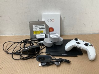 QTY OF ASSORTED TECH ACCESSORIES TO INCLUDE XBOX CONTROLLER IN WHITE: LOCATION - B16