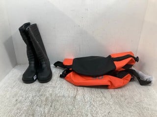 RUBBER BOOTS IN BLACK - UK SIZE: 9 TO INCLUDE STEIN SOFT SHELL BAG IN BLACK AND ORANGE: LOCATION - B 1