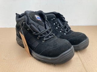 PORTWEST TROUPER BOOTS IN BLACK - UK SIZE: 8: LOCATION - C 1