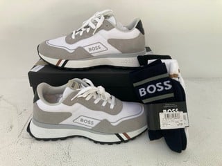 HUGO BOSS MEN'S SIDE LOGO SUEDE AND NYLON SPORTY INSPIRED SNEAKERS - UK SIZE: 9 TO INCLUDE HUGO BOSS 3 PACK RIB STRIPE SOCKS IN VARIOUS COLOURS TO INCLUDE WHITE - COMBINED RRP: £ 157.99: LOCATION - F