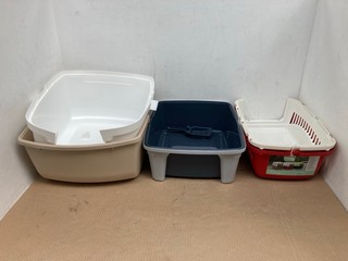 3 X PET ITEMS TO INCLUDE COMPACT CAT LITTER TRAY IN WHITE AND BEIGE: LOCATION - C 4