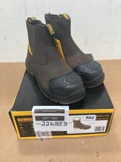 DEWALT SAFETY BOOTS IN BLACK AND BROWN - UK SIZE: 7: LOCATION - C 11