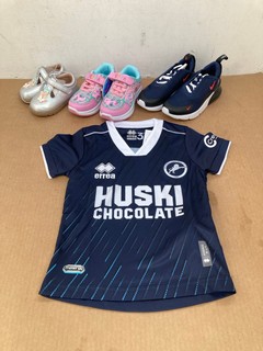 3 X ASSORTED CHILDRENS SHOES TO INCLUDE TI - ENERGY SHORT SLEEVE T SHIRT IN NAVY FOR 3 YRS OLD: LOCATION - C 12