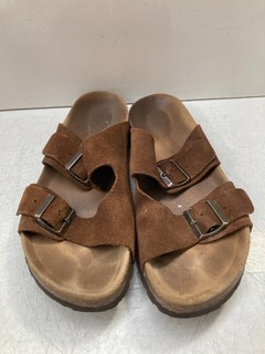 JOHN LEWIS & PARTNERS TWO STRAP FOOTBED LEATHER SANDALS IN BROWN UK SIZE 9: LOCATION - BR5