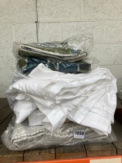 6 X ASSORTED ITEMS TO INCLUDE WASHED LINEN STANDARD FITTED SHEET KING SIZE IN WHITE: LOCATION - BR5