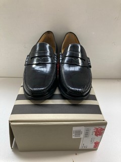 JOHN LEWIS & PARTNERS MENS CORNELL LEATHER LOAFERS IN BLACK UK SIZE 9 TO INCLUDE LEATHER BELT IN BROWN LARGE SIZE: LOCATION - BR11