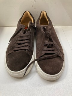 JOHN LEWIS & PARTNERS CHELSEA LEATHER BOOTS IN BLACK UK SIZE 10 TO INCLUDE SUEDE TRAINERS IN BROWN UK SIZE: LOCATION - BR12