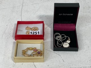 A PAIR OF GILT LION EARRINGS AND A VINTAGE BROOCH: LOCATION - BR1