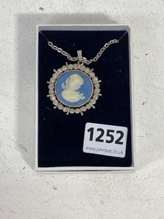 A VINTAGE CAMEO PENDANT AND CHAIN: LOCATION - BR1